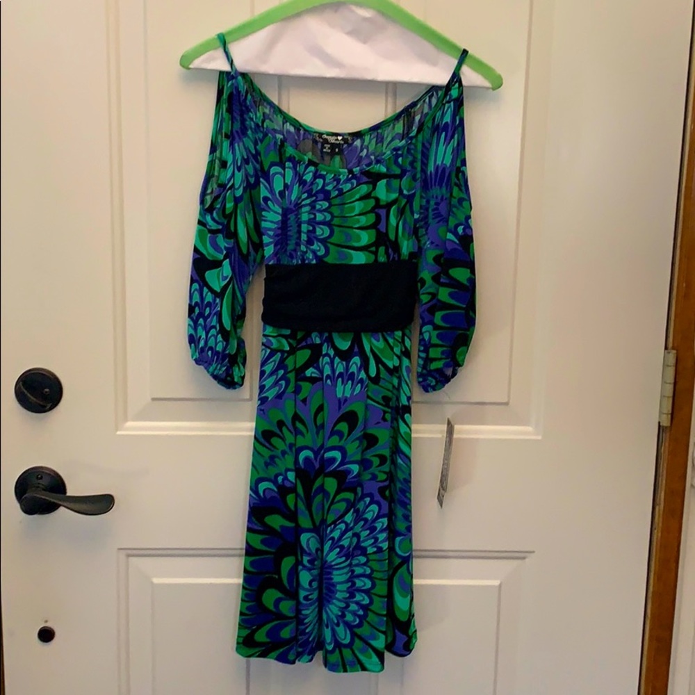 Peekaboo sleeve dress in a WOW print of navy, blue